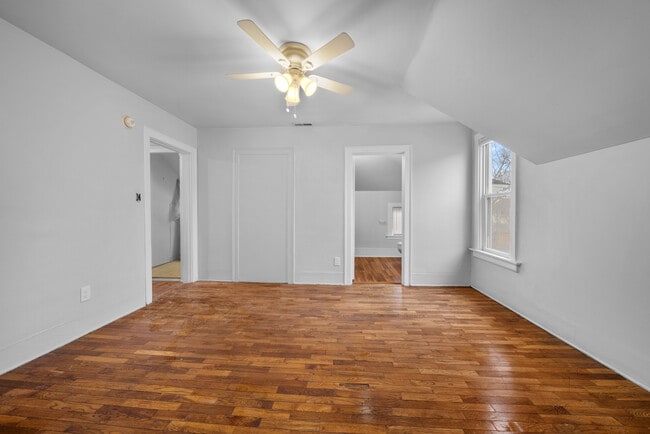 Building Photo - 1033 Helen St NE