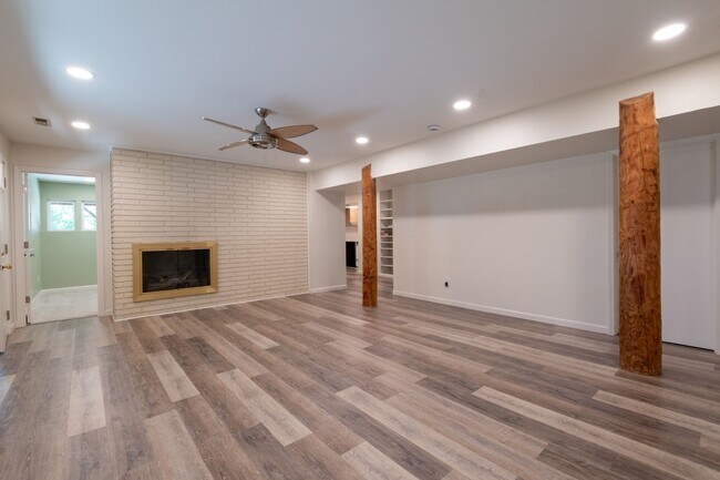Building Photo - Exceptional Bellevue Home | Lake Sammamish Views | 5 Bed | 3 Bath | 3,380 Sq Ft