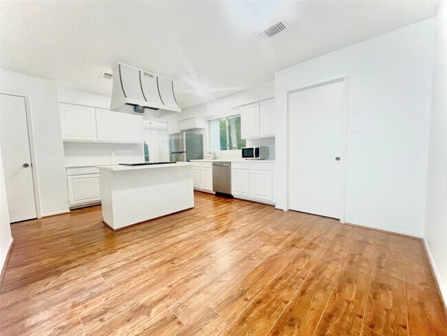 Building Photo - 3126 Village Woods Dr