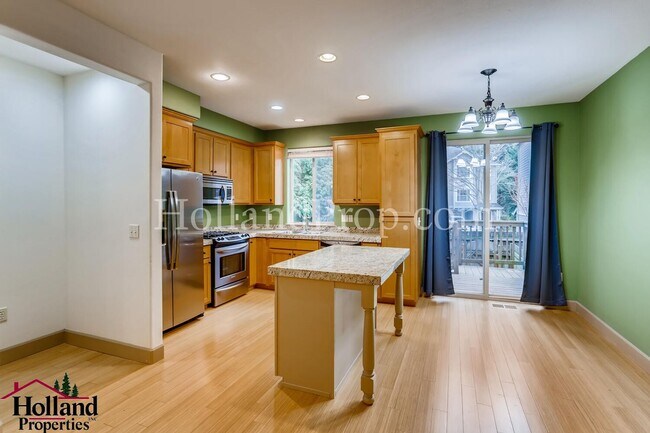 Building Photo - Pet free 3 bedroom Home with natural light...