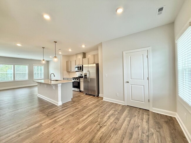 Building Photo - **OFFERING RENT PROMOTION FOR FIRST 6 MONT...