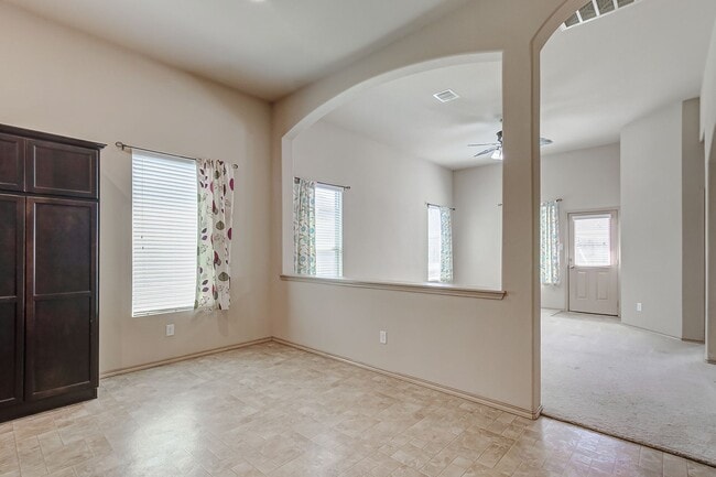 Building Photo - Ready to move in!