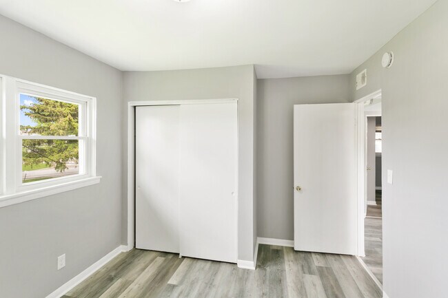 Building Photo - 1021 Tollview Ave