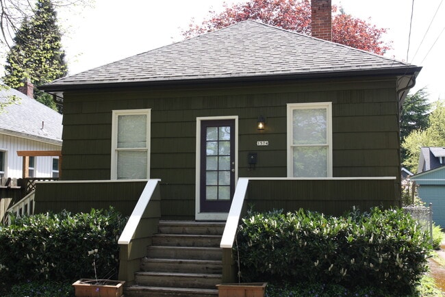 Building Photo - 1574 SE Sherrett Street