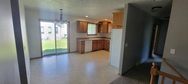 Building Photo - Spacious West Sioux Falls Twinhome with Gr...