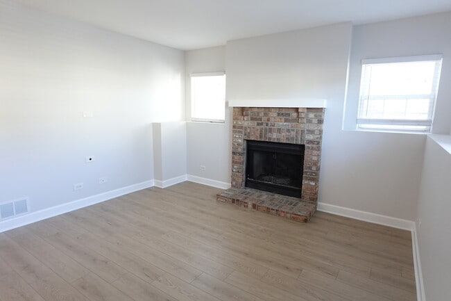 Building Photo - 881 Essex Cir