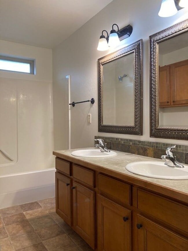 Building Photo - Beautiful 4 Bedroom Home in North Star Sub...