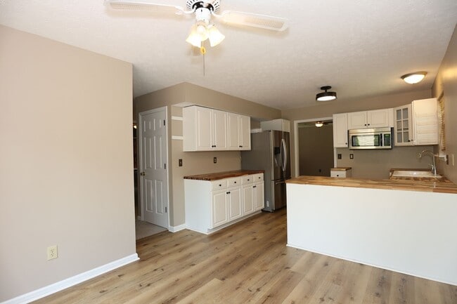 Building Photo - Large 5 Bedroom Westfield Home!