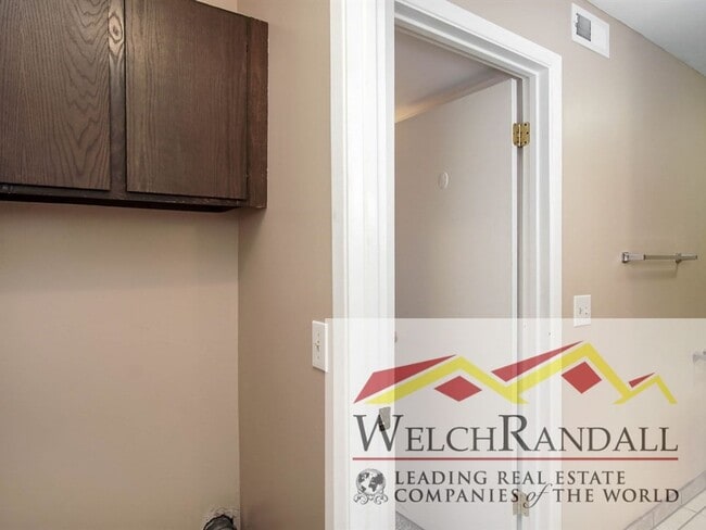 Building Photo - Your Roy Condo Retreat – 2 Bed, 1 Bath, Mo...