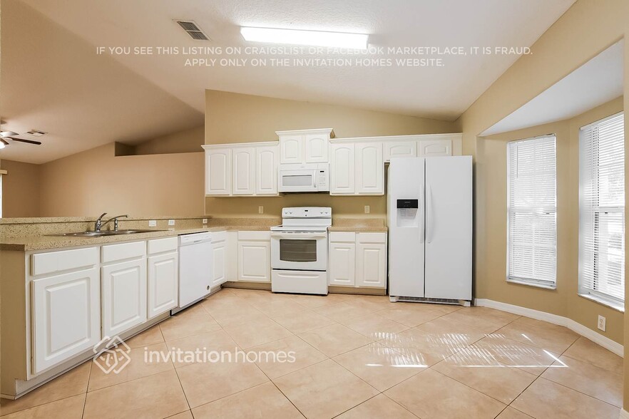 Building Photo - 11609 Lake Dr