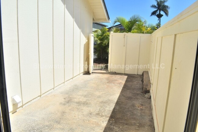 Building Photo - Renovated Single Level 3/2 w/ garage Waipi...