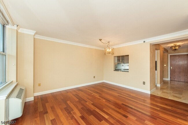 Building Photo - 300 Main St