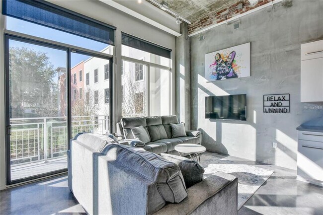 Building Photo - 302 SE Broadway St