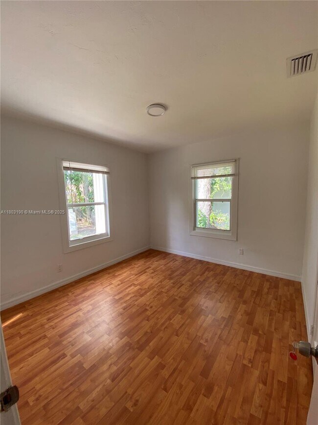 Building Photo - 5843 SW 62nd St