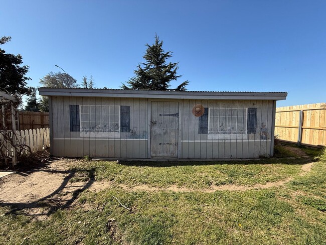 Building Photo - NE Large Corner Home is Located Near Tunne...