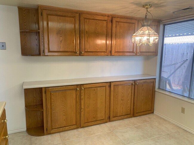 Building Photo - Downtown location. Quiet townhome!