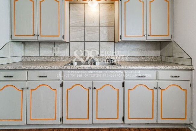 Building Photo - 3 Bedroom/1 Bath Single Family Home Just M...