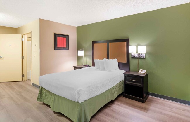 Building Photo - Furnished Studio-Fresno - North