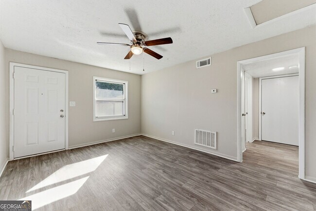 Building Photo - 558 College St