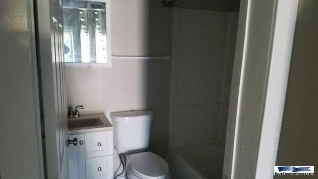 Building Photo - 2543 E 5th Ave