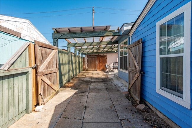 Building Photo - 1310 Harris Way