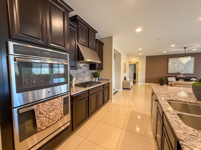 Building Photo - Luxury 6/BD 4.5/BA Large Furnished Home with Dual Primary Suites in Gated Community