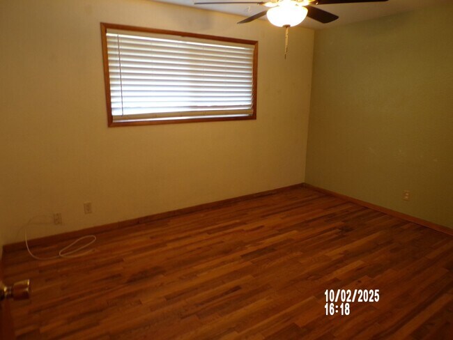 Building Photo - Charming home