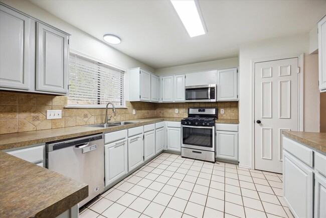 Building Photo - 13004 Sinton Ln