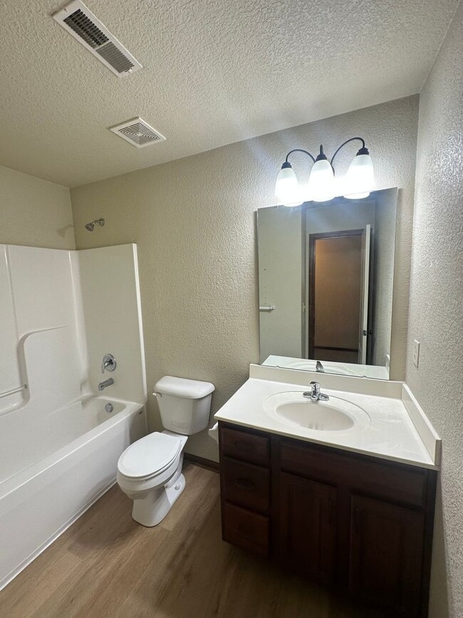 Building Photo - 3 Bed Single Level Duplex in Lee’s Summit