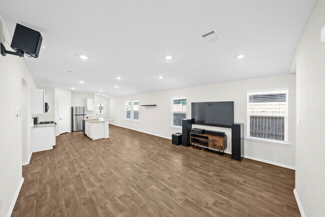 Building Photo - 3 Bedroom Rental in Convenient West San An...