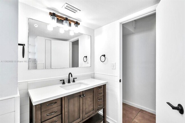 Building Photo - 1770 NE 191st St