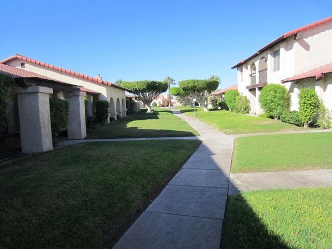 Building Photo - Visa Del Valle Townhome with Community Poo...