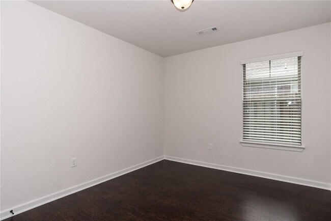 Building Photo - 105 Lion Dr N