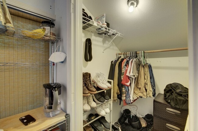 Building Photo - Huge U.W. Home Now Renting for September 2026