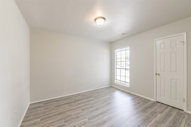 Building Photo - 5514 Vickita Dr