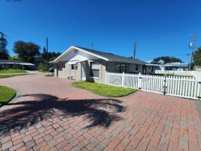 Primary Photo - Beachside 3/2/1 Spacious Home