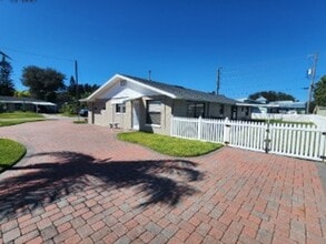 Building Photo - Beachside 3/2/1 Spacious Home