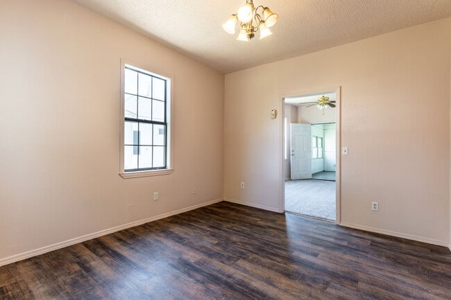 Building Photo - Cute 2 Bed Ready For You!