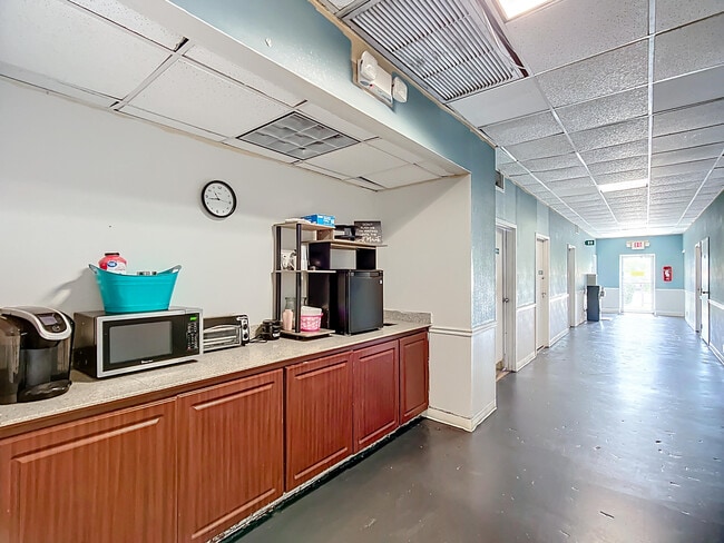 Building Photo - 4645 N Socrum Loop Rd