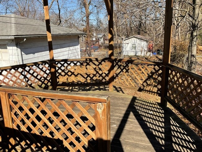 Building Photo - Roomy 2 bedroom 1 bath home