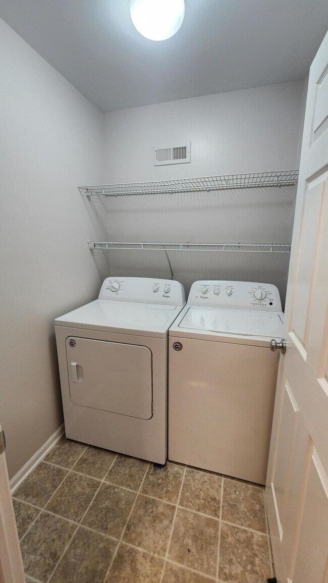 Building Photo - 1574 Kessler Ave