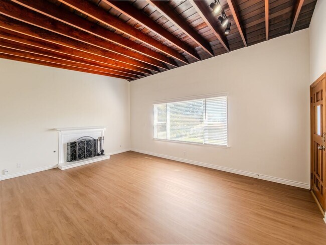 Building Photo - Charming 2-Bedroom Retreat in La Crescenta – Available Now!