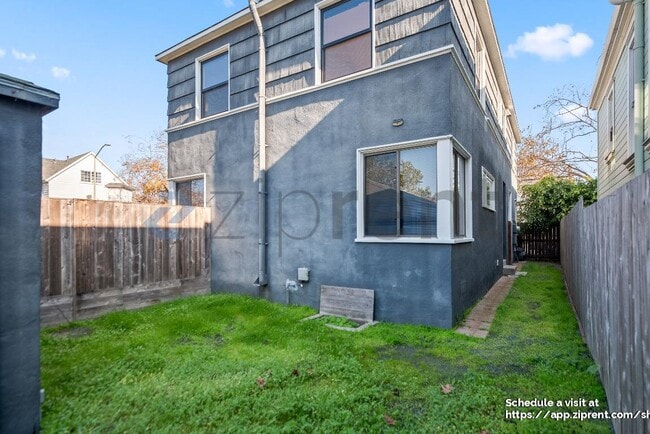 Building Photo - 903 61st St