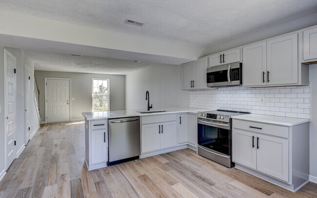 Building Photo - 606 Newhall Dr