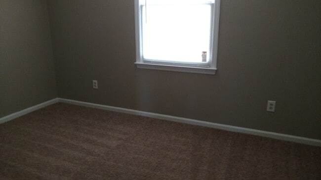Building Photo - 2 Bedroom, 1 bath apartment Upstairs Unit