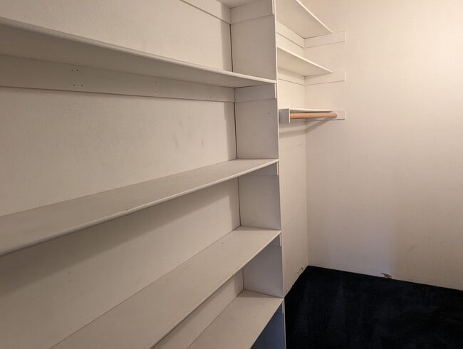 Building Photo - Very large 5 Bedroom