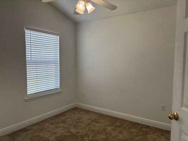 Building Photo - 3326 Golden Rain Dr