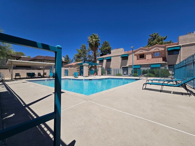 Building Photo - Charming 2-Bedroom Condo in Gated Communit...