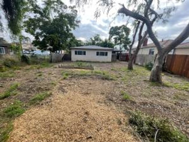 Building Photo - Lovely home with a large backyard