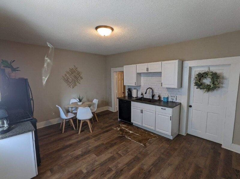 Building Photo - 902-904 W Locust St